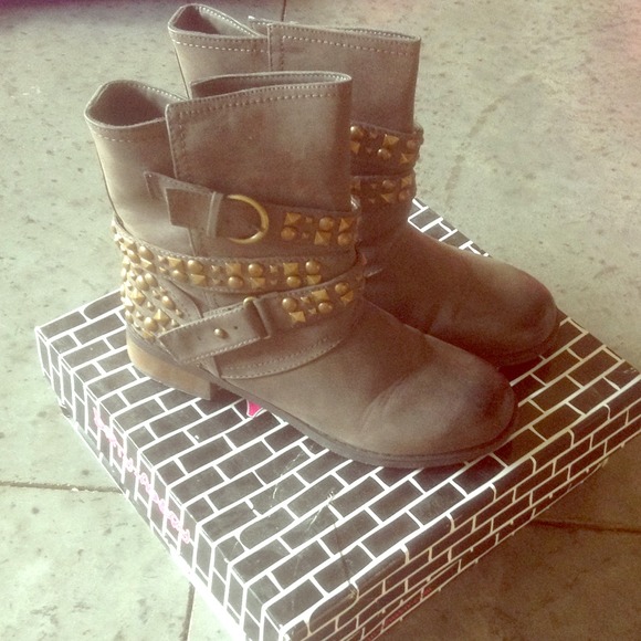Shoes - ⚡️FLASH SALE⚡️Grey studded boots