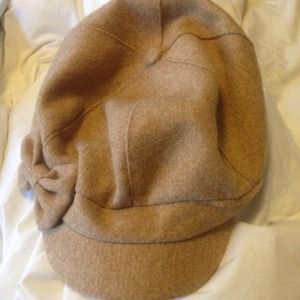 Beige newsboy hat