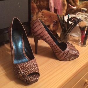 Snakeskin pattern pumps