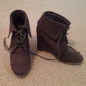 Dk olive green wedge boots appear brown