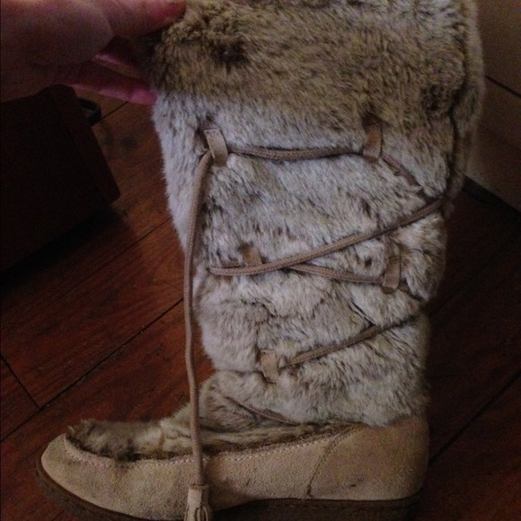 High faux fur boots with lace up and Velcro