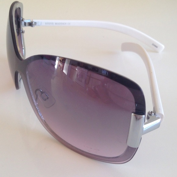 Steve Madden Sunglasses - Picture 4 of 4