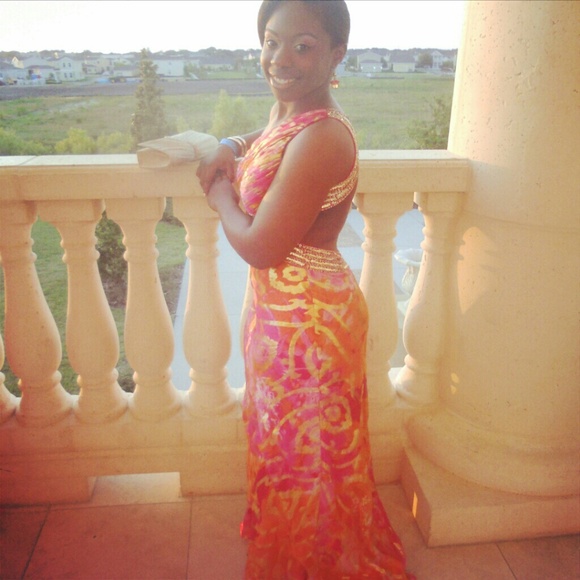 Length of dress was altered to the model. 5’0ft