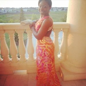 Length of dress was altered to the model. 5’0ft