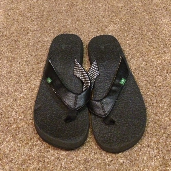 Black sanuks size 7.5