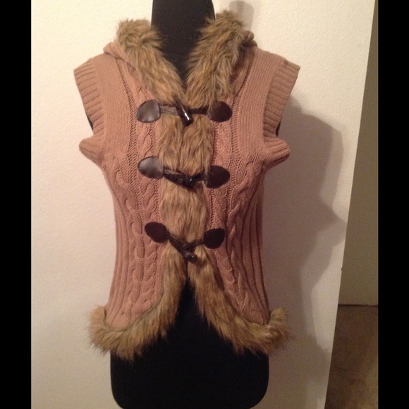 Sleeveless sweater with faux fur🐻