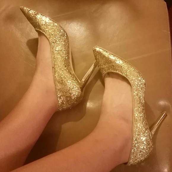 Brand NEW Guess gold gliter heels