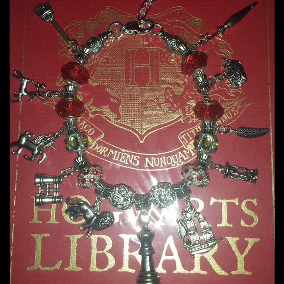 HP Bracelet PRICE IS FIRM BOOKS ARE NOT FOR SALE - Picture 1 of 4