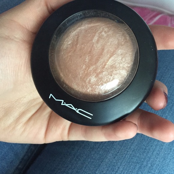 MAC Cosmetics Accessories - Like new mac soft and gentle highlighter