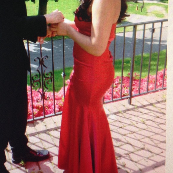 Beautiful, Simple Prom Dress! - Picture 4 of 4