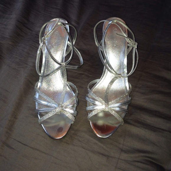 "Aldo" Silver kitten heel
