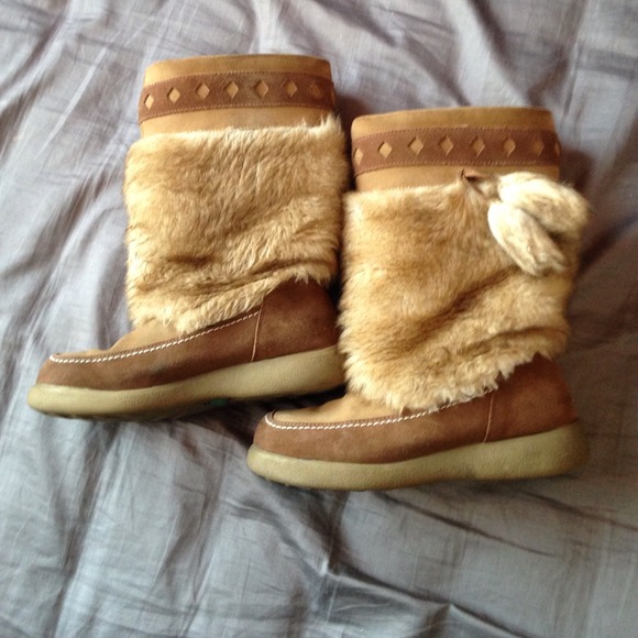 "Cougar" boots. Faux fur