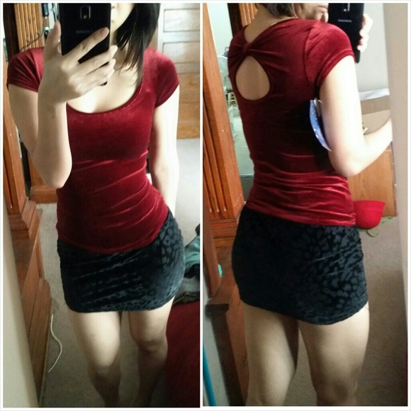 SOLD *NWT* Deep Red Velvet Top - Picture 3 of 3