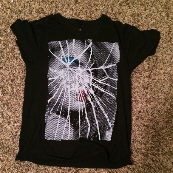 V-neck broken face