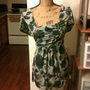 Cute floral top!