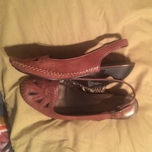 ⛔️DONATED⛔️7 1/2 Leather sling back 1" wedges