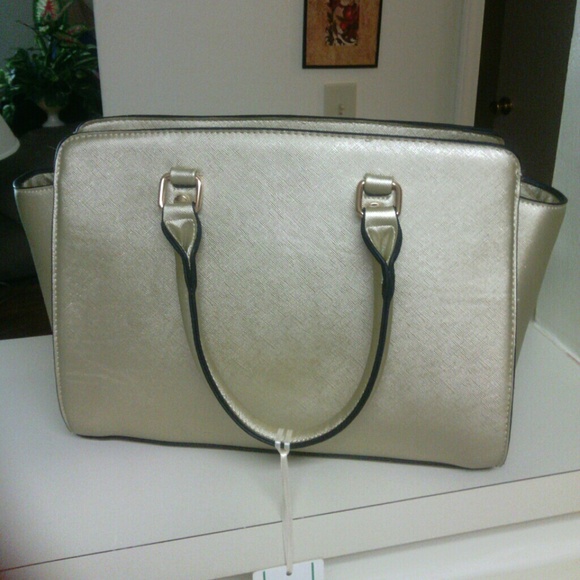 isabll Handbags - Vegan handbag lead free.