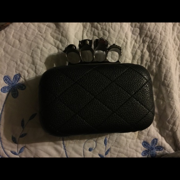 Black Quilted Skull Ring Handle With Chain