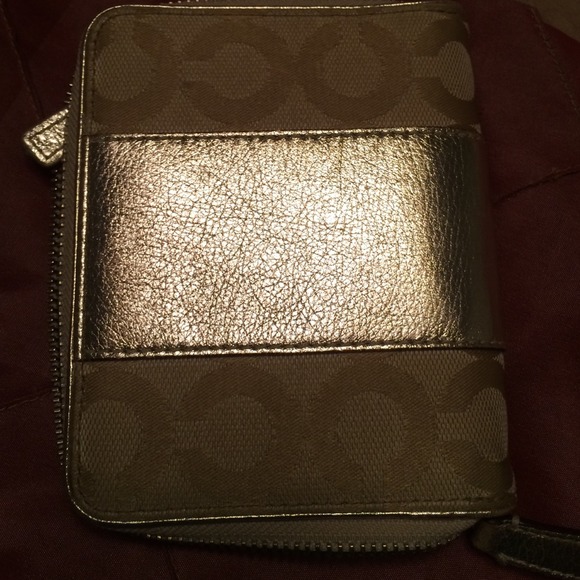 Authentic 100% gold coach wallet. Gorgeous! - Picture 4 of 4