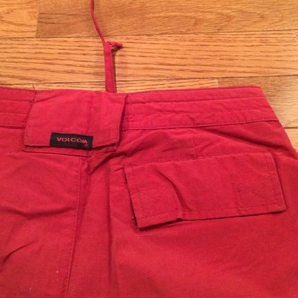 VOLCOM Red Capris - Picture 3 of 4