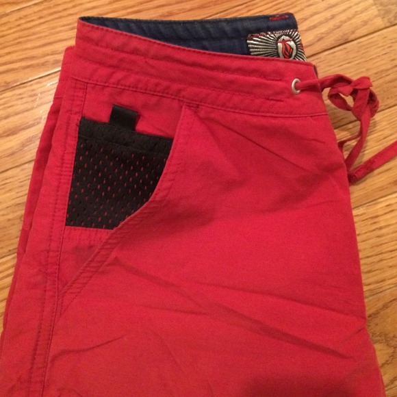 VOLCOM Red Capris - Picture 4 of 4