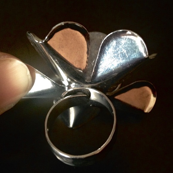 Adjustable flower ring - Picture 3 of 3
