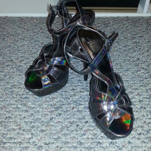 Unique silver shiny heels NWOT