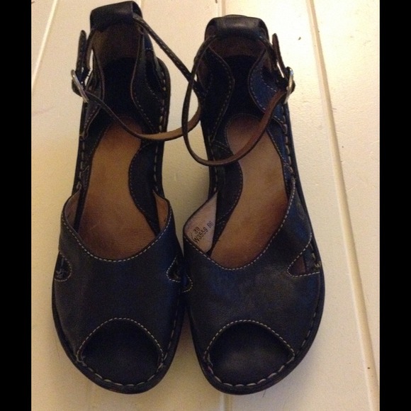 Born wedge sandals. 8