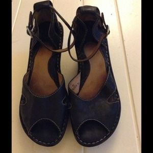 Born wedge sandals. 8