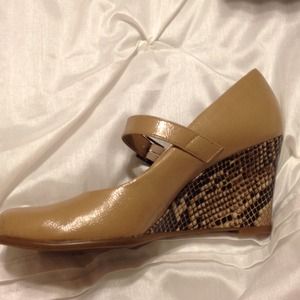 NWT Aerosols wedges - nude/snakeskin  sz 8