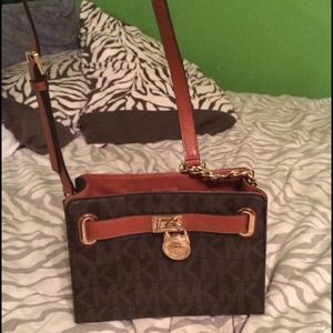 Super cute crossbody! Tons of pockets!