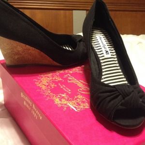 NWOT black peep toe wedges. Sz 7