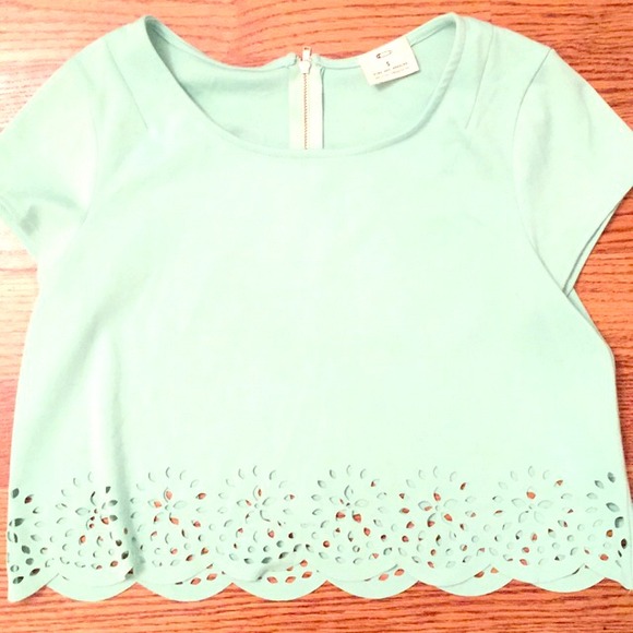 Mint Blue UO crop top! 🐬