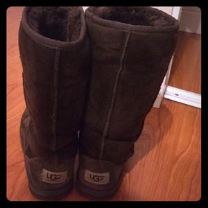 Tall chocolate brown Uggs. Comes with box