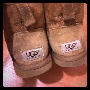 Chestnut short uggs. Comes with box