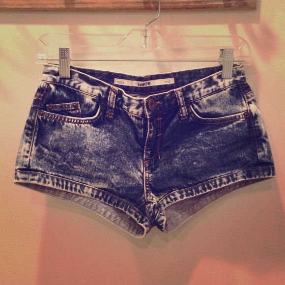 Topshop Denim - MOTO Acid Wash Shorts