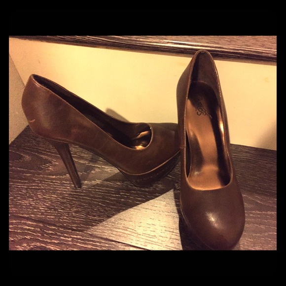 Carlos Santana brown pumps