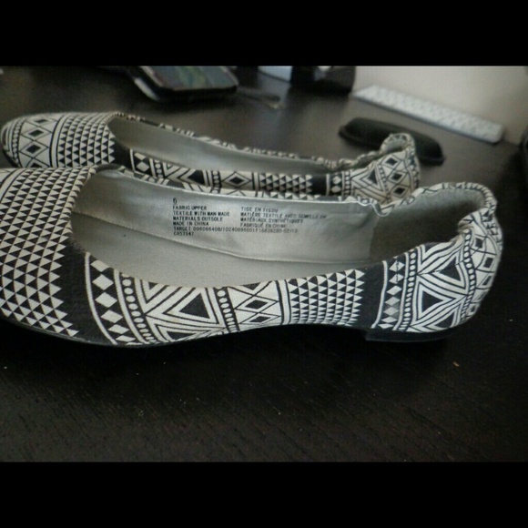Donated! 👜 Mossimo Aztec flats - Picture 2 of 3