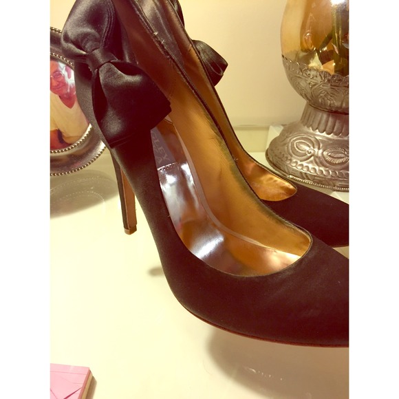 πREDUCED!π Brown satin bow pumps - Picture 1 of 4