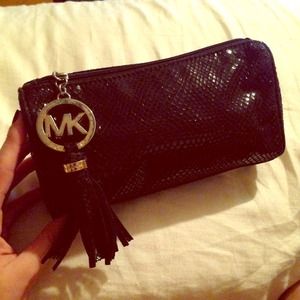 💯 authentic black michael kors make up bag