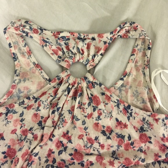 Cute floral top Small on hold - Picture 3 of 4