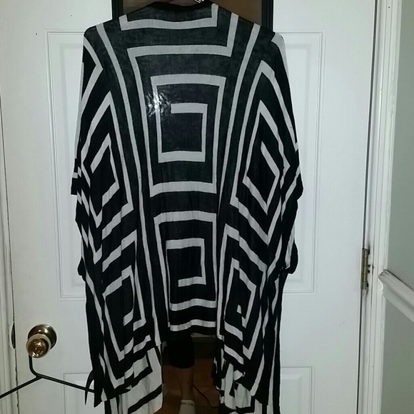 Forever 21 Cream & Black Sweater - Picture 3 of 4