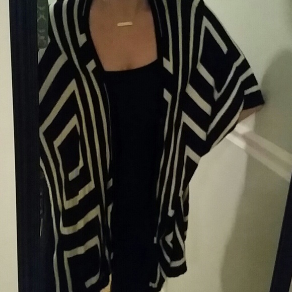 Forever 21 Cream & Black Sweater - Picture 4 of 4
