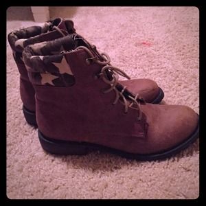 🌟 Brown combat boots 🌟