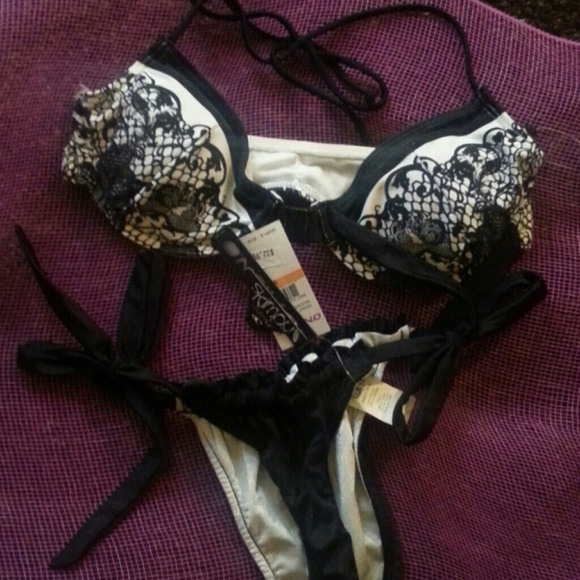 Skimpy blk and white baithing suite