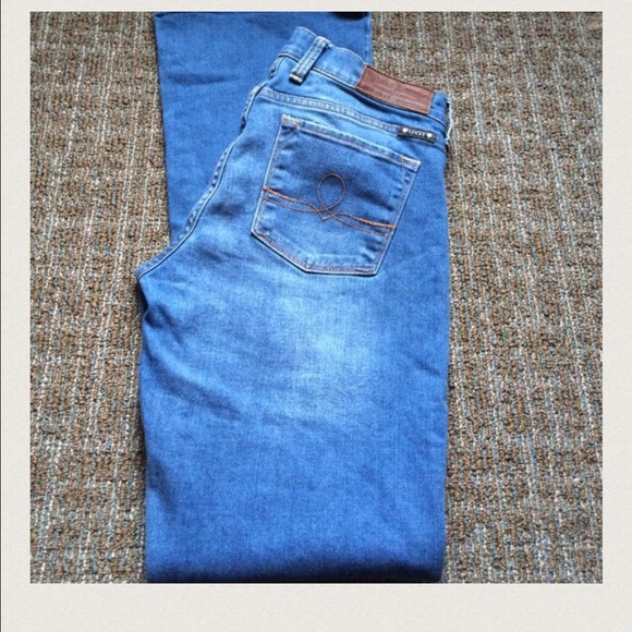 The art of a blue jeans by Lucky Brand - Picture 3 of 3