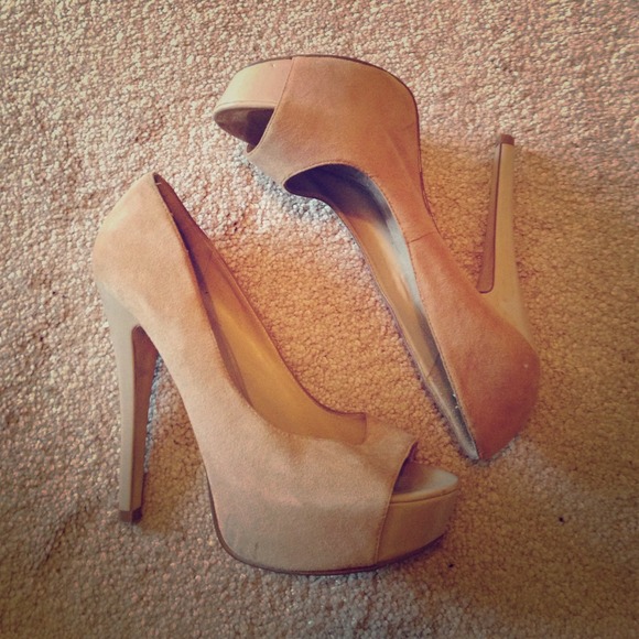 Aldo nude suede pumps