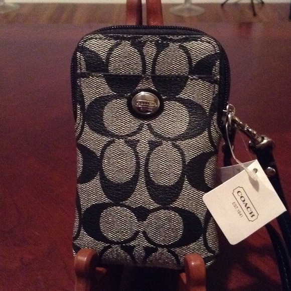 FINAL PRICE - COACH PEYTON WRISTLET/PHONE CASE