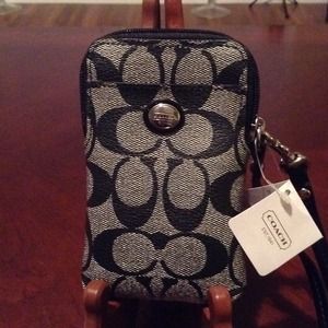 FINAL PRICE - COACH PEYTON WRISTLET/PHONE CASE