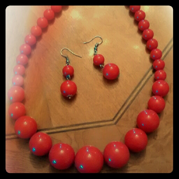 Retro style beaded earrings and necklace